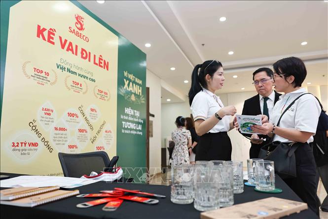 Các đơn vị, doanh nghiệp, tổ chức tham gia sự SX Roadshow 2026 - Việt Nam, giới thiệu và chia sẻ kinh nghiệm thực tiễn trong lĩnh vực phát triển bền vững. Ảnh: Thanh Tùng - TTXVN