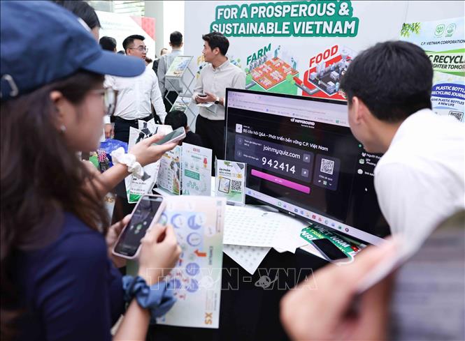 Các đơn vị, doanh nghiệp, tổ chức tham gia sự SX Roadshow 2026 - Việt Nam, giới thiệu và chia sẻ kinh nghiệm thực tiễn trong lĩnh vực phát triển bền vững. Ảnh: Thanh Tùng - TTXVN
