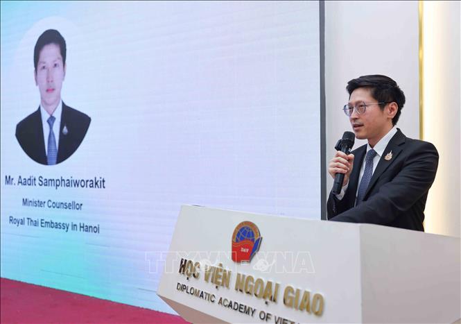 Tham tán Công sứ Đại sứ quán Vương quốc Thái Lan tại Việt Nam, ông Aadit Samphaiworakit phát biểu trong buổi giới thiệu Sustainability Expo 2026 (SX 2026) – sự kiện về Triển lãm phát triển bền vững lớn nhất tại ASEAN. Ảnh: Thanh Tùng - TTXVN