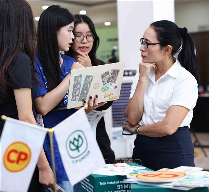 Các đơn vị, doanh nghiệp, tổ chức tham gia sự SX Roadshow 2026 - Việt Nam, giới thiệu và chia sẻ kinh nghiệm thực tiễn trong lĩnh vực phát triển bền vững. Ảnh: Thanh Tùng - TTXVN