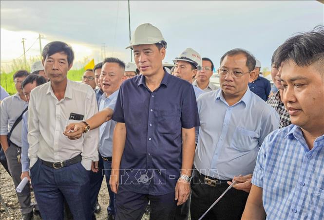 Thứ trưởng Bộ Xây dựng Phạm Minh Hà kiểm tra tiến độ thi công cao tốc Châu Đốc - Cần Thơ - Sóc Trăng. Ảnh: Thanh Liêm - TTXVN