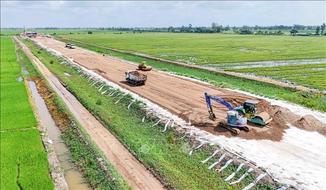 Thi công đắp nền đường tuyến cao tốc Châu Đốc - Cần Thơ - Sóc Trăng đoạn dự án thành phần 2 (ảnh tư liệu). Ảnh: Thanh Liêm - TTXVN