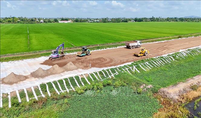 Thi công đắp nền đường tuyến cao tốc Châu Đốc - Cần Thơ - Sóc Trăng đoạn dự án thành phần 2 (ảnh tư liệu). Ảnh: Thanh Liêm - TTXVN