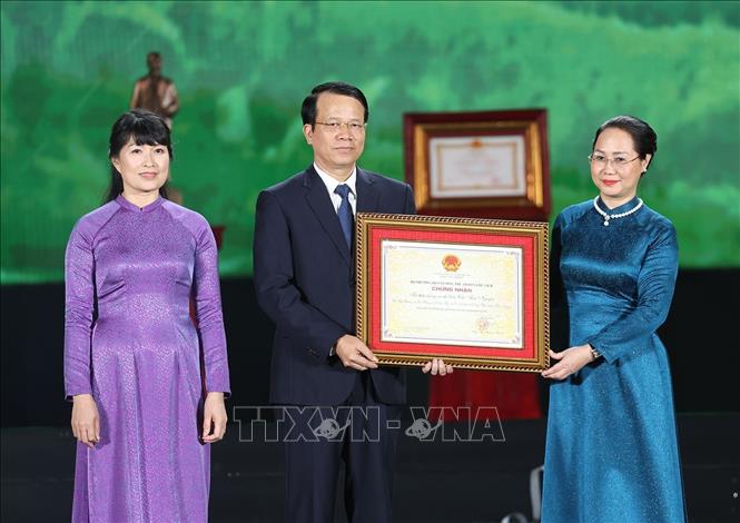 Đồng chí Lâm Thị Phương Thanh, Ủy viên Trung ương Đảng, Bộ trưởng Bộ Văn hóa, Thể Thao và Du lịch trao Chứng nhận ghi danh “Tri thức trồng và chế biến chè Thái Nguyên” vào Danh mục Quốc gia về Di sản văn hóa phi vật thể cho lãnh đạo tỉnh Thái Nguyên. Ảnh: Thống Nhất – TTXVN