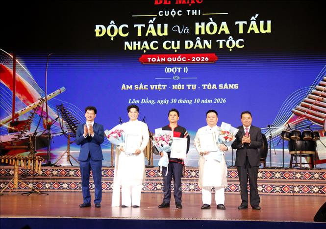 Ban tổ chức trao 3 giải Nhất cho nội dung Độc tấu. Ảnh: Hồng Hiếu- TTXVN