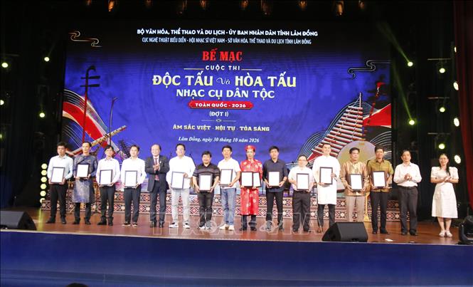 Hội Nhạc sĩ Việt Nam trao 14 giải thưởng cho các đơn vị, nghệ sĩ, nhạc công đã có sự cố gắng, nỗ lực, hoàn thành tốt bài dự thi. Ảnh: Hồng Hiếu- TTXVN