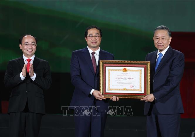 Tổng Bí thư, Chủ tịch nước Tô Lâm trao tặng Huân chương Lao động hạng Nhất cho Đảng bộ, chính quyền và Nhân dân tỉnh Thái Nguyên. Ảnh: Thống Nhất – TTXVN