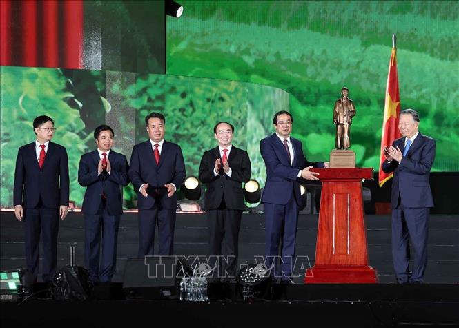 Tổng Bí thư, Chủ tịch nước Tô Lâm tặng bức tượng Chủ tịch Hồ Chí Minh cho Đảng bộ, chính quyền và Nhân dân tỉnh Thái Nguyên. Ảnh: Thống Nhất – TTXVN