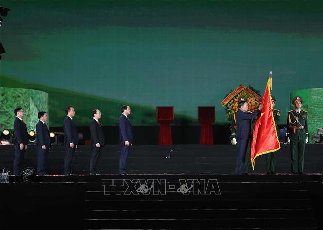 Tổng Bí thư, Chủ tịch nước Tô Lâm trao tặng Huân chương Lao động hạng Nhất cho Đảng bộ, chính quyền và Nhân dân tỉnh Thái Nguyên. Ảnh: Thống Nhất – TTXVN