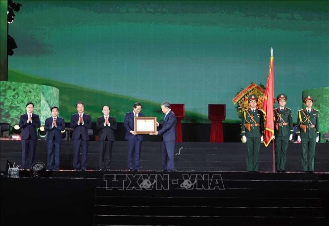 Tổng Bí thư, Chủ tịch nước Tô Lâm trao tặng Huân chương Lao động hạng Nhất cho Đảng bộ, chính quyền và Nhân dân tỉnh Thái Nguyên. Ảnh: Thống Nhất – TTXVN