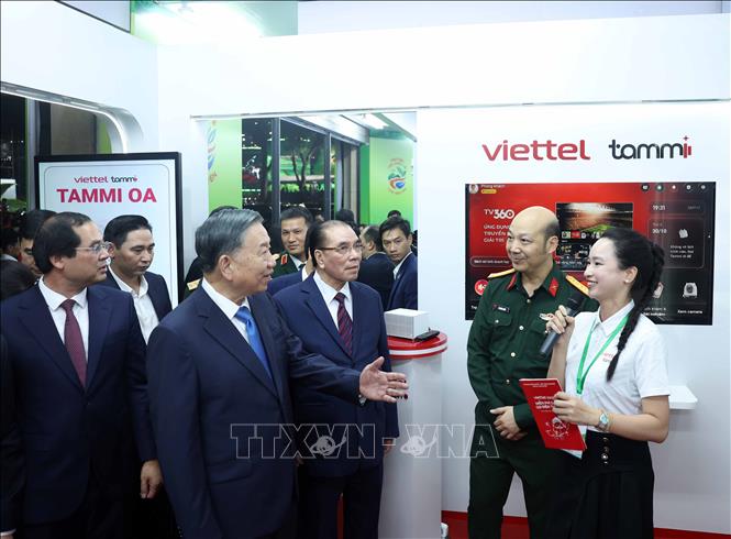 Tổng Bí thư, Chủ tịch nước Tô Lâm tham quan không gian trưng bày thành tựu phát triển kinh tế - xã hội và xúc tiến đầu tư của tỉnh Thái Nguyên. Ảnh: Thống Nhất – TTXVN