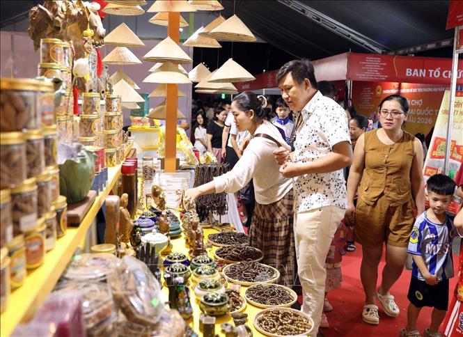 Du khách và người dân tham quan gian hàng giới thiệu sản phẩm của thành phố Đà Nẵng. Ảnh: Quý Trung - TTXVN
