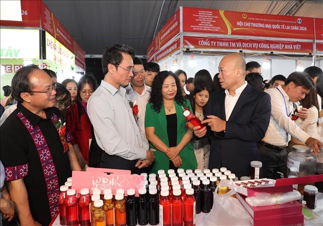 Đại biểu tham quan các sản phẩm của huyện Kim Bình, tỉnh Vân Nam, Trung Quốc. Ảnh: Quý Trung - TTXVN