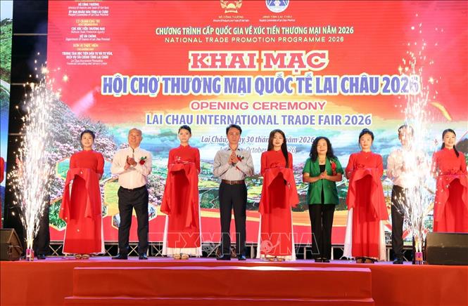 Các đại biểu cắt băng khai mạc Hội chợ thương mại quốc tế Lai Châu 2026. Ảnh: Quý Trung - TTXVN