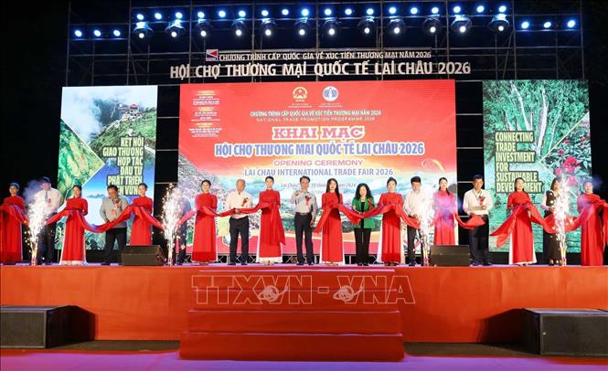 Các đại biểu cắt băng khai mạc Hội chợ thương mại quốc tế Lai Châu 2026. Ảnh: Quý Trung - TTXVN
