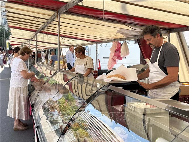 Quầy bán thực phẩm tại một chợ truyền thống tại thủ đô Paris (Pháp). Ảnh: Hữu Chiến - PV TTXVN tại Pháp