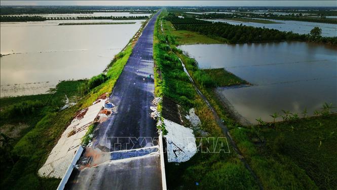 Đến nay, giá trị thực hiện các dự án thành phần 2, 3 và 4 của Dự án cao tốc Châu Đốc - Cần Thơ - Sóc Trăng giai đoạn 1, đoạn qua địa bàn thành phố Cần Thơ mới đạt hơn 61% giá trị hợp đồng xây lắp. Ảnh: Duy Khương – TTXVN