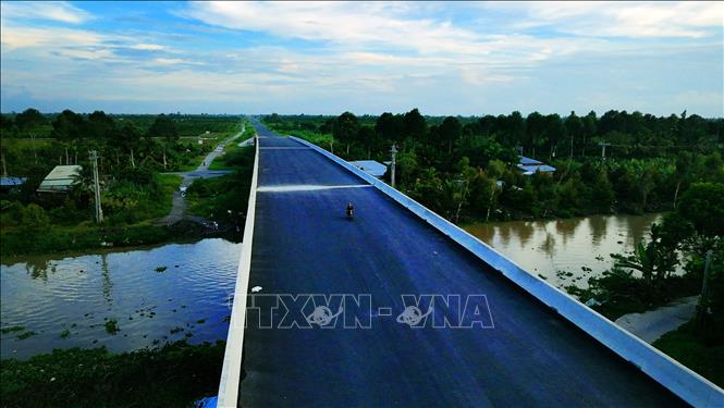Khối lượng thi công đã đạt hơn 61% là cơ sở để tiếp tục đẩy nhanh tiến độ, nhưng chặng đường còn lại đòi hỏi sự nỗ lực lớn hơn, nhất là khi những khó khăn về vật liệu và điều kiện thi công chưa được giải quyết triệt để. Ảnh: Duy Khương – TTXVN