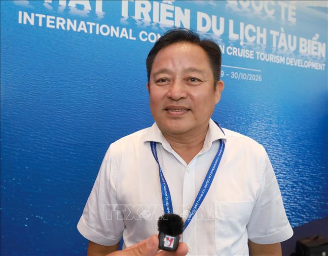Ông Phạm Minh Nhựt, Chủ tịch Hiệp hội Du lịch tỉnh Khánh Hòa trả lời phỏng vấn phóng viên TTXVN. Ảnh: Xuân Triệu - TTXVN