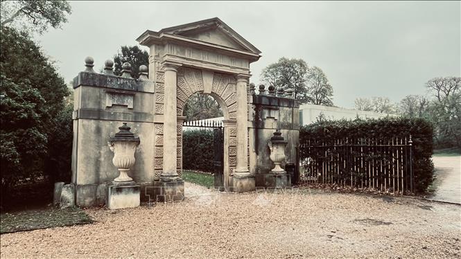 Cổng đá do kiến trúc sư Inigo Jones thiết kế năm 1621, được chuyển về dựng lại trong vườn Chiswick năm 1738, nay trầm mặc dưới vòm cây. Ảnh: Hương Giang - PV TTXVN tại Anh