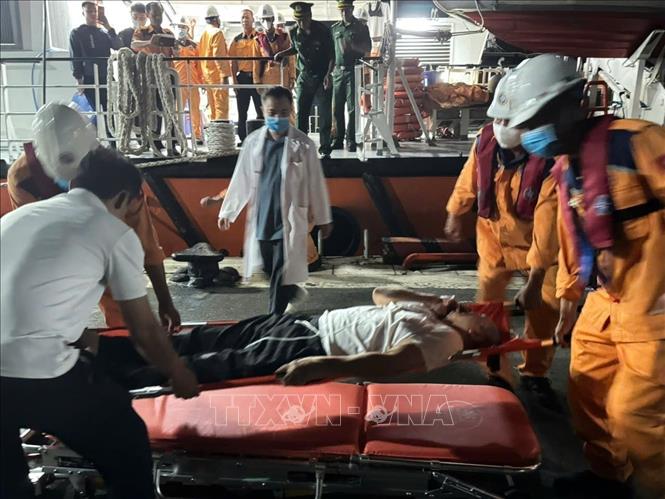 Khẩn trương đưa bệnh nhân người nước ngoài lên bờ để đưa đi cấp cứu. Ảnh: TTXVN phát 