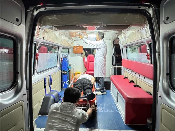 Ngay trong đêm, bệnh nhân được xe cứu thương đưa đi cấp cứu. Ảnh: TTXVN phát 