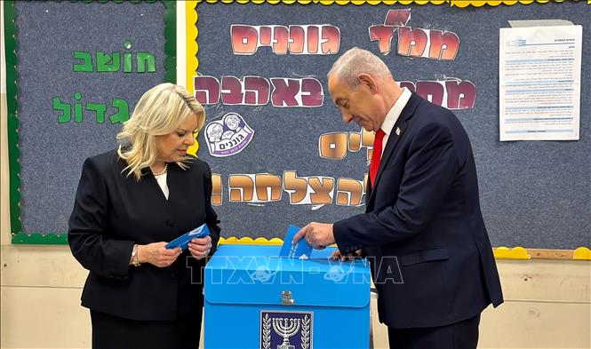 Kết quả kiểm phiếu chính thức do Ủy ban Bầu cử Trung ương Israel công bố đêm 29/10/2026 cho thấy khối do Thủ tướng Benjamin Netanyahu lãnh đạo giành được 53 ghế trong Quốc hội khóa mới gồm 120 ghế, trong khi khối đối lập chủ trương thay thế ông giành 48 ghế. Cả hai khối đều không đạt ngưỡng 61 ghế cần thiết để tự thành lập chính phủ đa số. Ảnh: Thủ tướng Israel Benjamin Netanyahu (phải) bỏ phiếu tại Jerusalem ngày 27/10/2026. Ảnh: THX/TTXVN phát