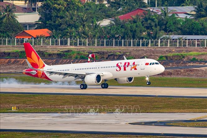 The first commercial flight lands on the new runway. VNA/Photo by courtesy
