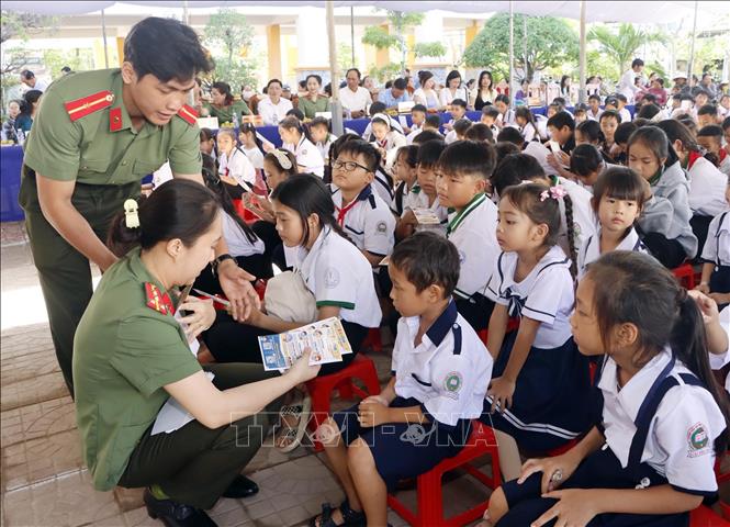 Công an Cà Mau tích cực hỗ trợ tuyên truyền bảo vệ trẻ em trên không gian mạng. Ảnh: TTXVN phát