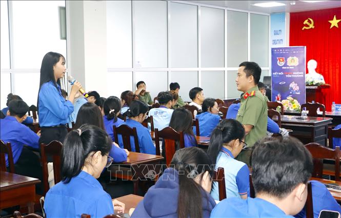 Công an Cà Mau tích cực hỗ trợ bảo vệ trẻ em trên không gian mạng. Chia sẻ nhận diện nguy cơ lừa đảo. Ảnh: TTXVN phát