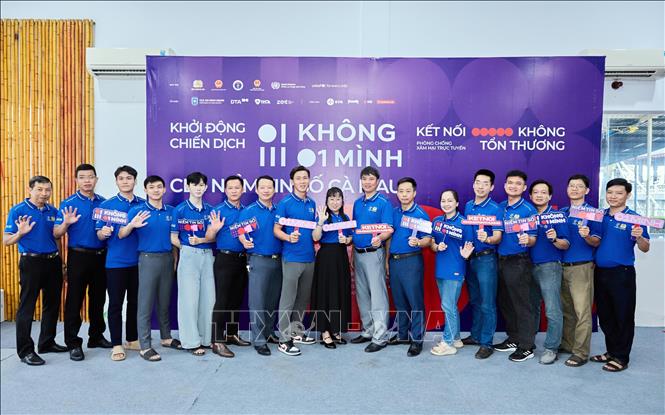 Công an Cà Mau tích cực hỗ trợ bảo vệ trẻ em trên không gian mạng. Ảnh: TTXVN phát