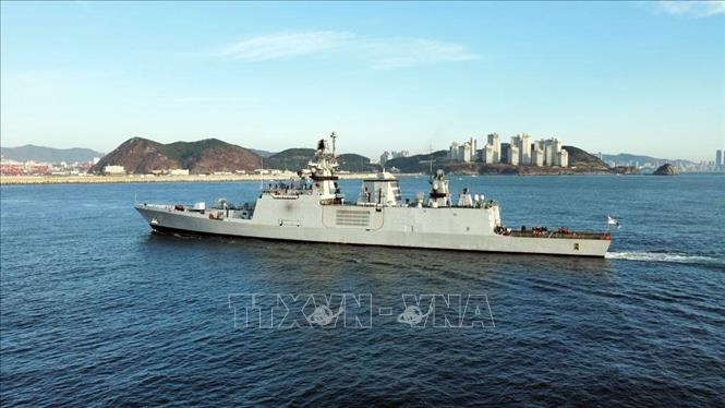 (Tư liệu) Tàu Hải quân Ấn Độ Shivalik và Kamorta. Ảnh: ANI/TTXVN phát