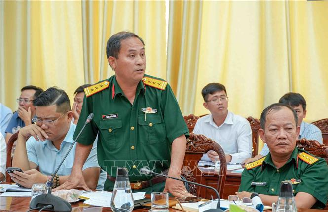 Thượng tá Trương Xuân Thành, Phó Giám đốc Ban Trường Sơn 12 (thuộc Binh đoàn 12 - Tổng Công ty Xây dựng Trường Sơn) báo cáo tiến độ thi công gói thầu thuộc dự án thành phần 4 do Ban Trường Sơn 12 phụ trách. Ảnh: Thanh Liêm - TTXVN
