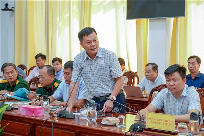 Đại diện nhà thầu báo cáo các khó khăn về vật liệu thi công cao tốc tại buổi làm việc. Ảnh: Thanh Liêm - TTXVN