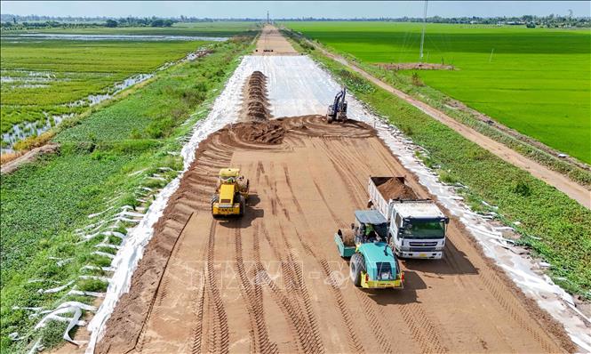 Thi công đắp nền đường dự án thành phần 2 tuyến cao tốc Châu Đốc - Cần Thơ - Sóc Trăng (ảnh tư liệu). Ảnh: Thanh Liêm - TTXVN