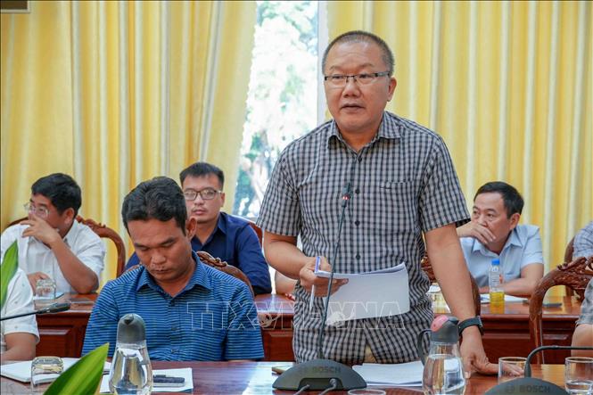 Đại diện nhà thầu Tuấn Hiền báo cáo các khó khăn về nguồn cát tại buổi làm việc. Ảnh: Thanh Liêm - TTXVN
