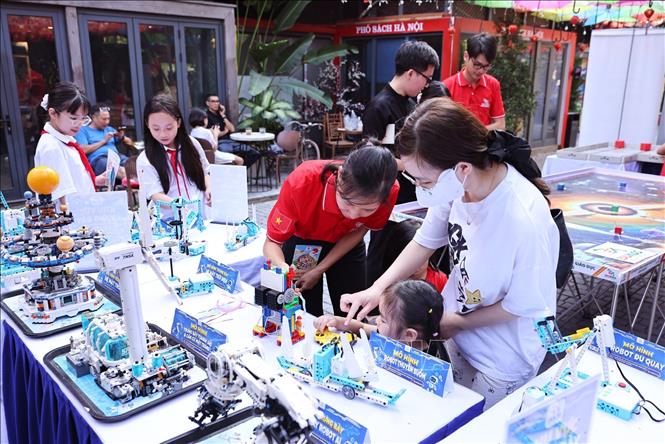 Các hoạt động trải nghiệm thu hút nhiều đoàn viên, thanh thiếu nhi Thủ đô tham gia. Ảnh: Minh Đức – TTXVN