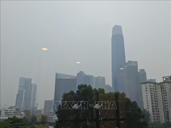 Các tòa nhà cao tầng ở trung tâm Kuala Lumpur chìm trong lớp sương mù và khói bụi dày đặc. Ảnh: Bùi Hoàn-PV TTXVN tại Malaysia
