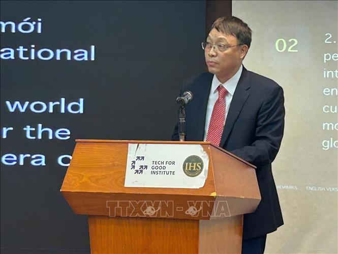 TS Nguyễn Huy Bỉnh, Phó Viện trưởng phụ trách Viện Văn học phát biểu. Ảnh: Thanh Hương - TTXVN