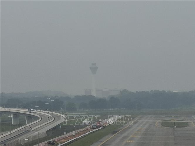 Tầm nhìn giảm mạnh tại khu vực tháp kiểm soát không lưu của sân bay Kuala Lumpur do ô nhiễm khói bụi. Ảnh: Bùi Hoàn-PV TTXVN tại Malaysia
