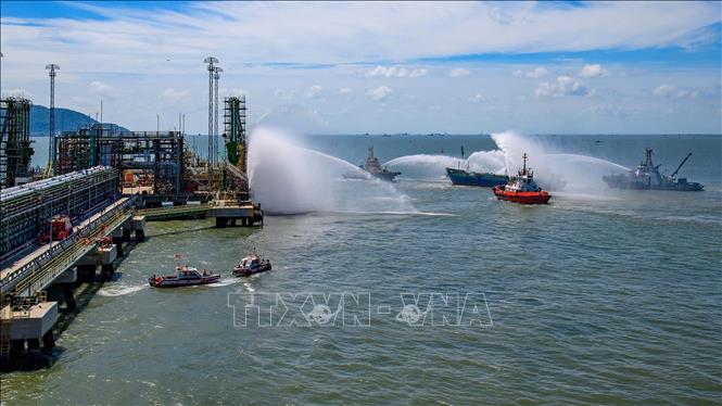 Diễn tập phương án chữa cháy và cứu nạn, cứu hộ cấp Bộ tại Công ty TNHH Hóa dầu Long Sơn (LSP), xã Long Sơn, TP. Hồ Chí Minh. Ảnh: TTXVN phát
