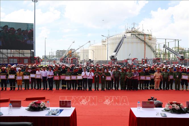 Tặng Bằng khen cho các cá nhân có thành tích xuất sắc trong quá trình luyện tập, tổng duyệt và thực tập phương án chữa cháy, cứu nạn, cứu hộ. Ảnh: Hồng Đạt - TTXVN