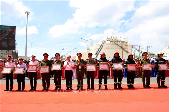 Tặng Bằng khen cho các tập thể có thành tích xuất sắc trong quá trình luyện tập, tổng duyệt và thực tập phương án chữa cháy, cứu nạn, cứu hộ. Ảnh: Hồng Đạt - TTXVN