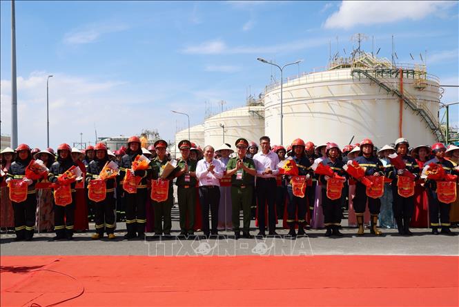 Lãnh đạo TP. Hồ Chí Minh và Cục Cảnh sát phòng cháy, chữa cháy và cứu nạn, cứu hộ (C07), Bộ Công an, chúc mừng các lực lượng tham gia diễn tập phương án chữa cháy, cứu nạn, cứu hộ. Ảnh: Hồng Đạt - TTXVN