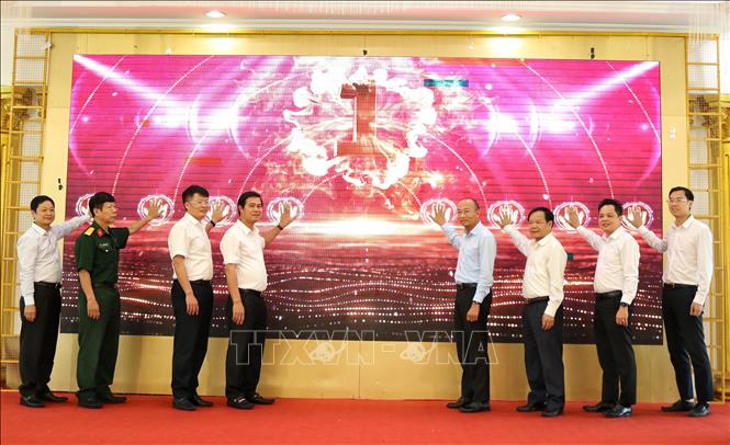 Thực hiện nghi thức phát động giải Giải báo chí “Trọn nghĩa tri ân – Vẹn tình đồng đội”. Ảnh: Danh Lam - TTXVN