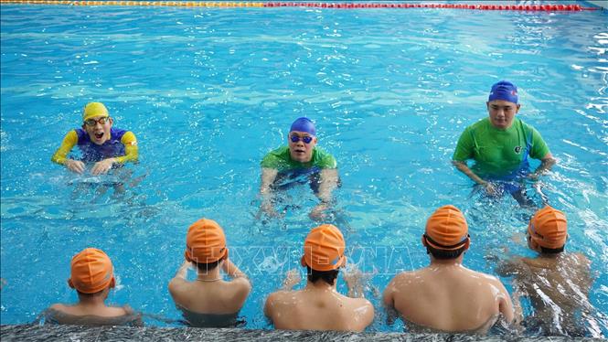 Các chuyên gia giới thiệu phương pháp an toàn dưới nước được nghiên cứu, triển khai trong nhiều năm tại Nhật Bản. Ảnh: Hùng Mạnh - TTXVN