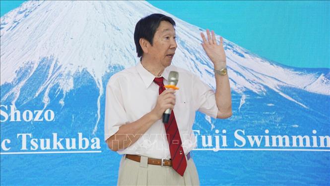 Chuyên gia Tsubakimoto Shozo, Giáo sư danh dự trường Đại học Tsukuba (Nhật Bản) hướng dẫn kỹ năng phòng chống đuối nước cho học sinh Thủ đô. Ảnh: Hùng Mạnh - TTXVN