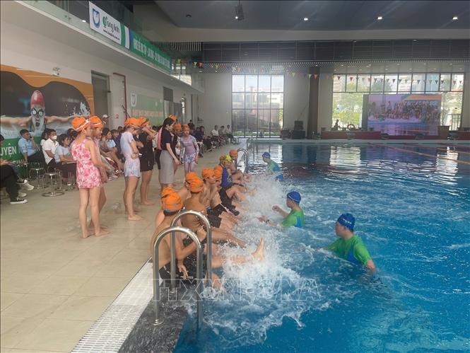 Chuyên gia Nhật Bản hướng dẫn kỹ năng phòng chống đuối nước cho học sinh Thủ đô. Ảnh: Hùng Mạnh - TTXVN