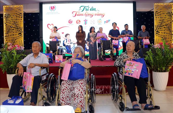 Đại diện các đơn vị doanh nghiệp, nhà tài trợ trao tặng xe lăn cho người khuyết tật. Ảnh: Thanh Vũ - TTXVN

