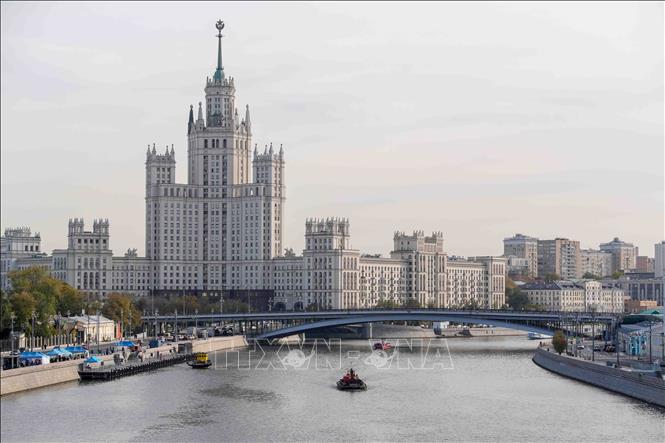 Tòa nhà cao tầng Kotelnicheskaya Embankment bên bờ sông Moskva, một trong bảy công trình kiến trúc chọc trời nổi tiếng được xây dựng dưới thời Liên Xô. Công trình hoàn thành năm 1952, nổi bật với tháp trung tâm cao vút và các khối nhà kéo dài dọc bờ sông. Ảnh: Thanh Liêm - TTXVN